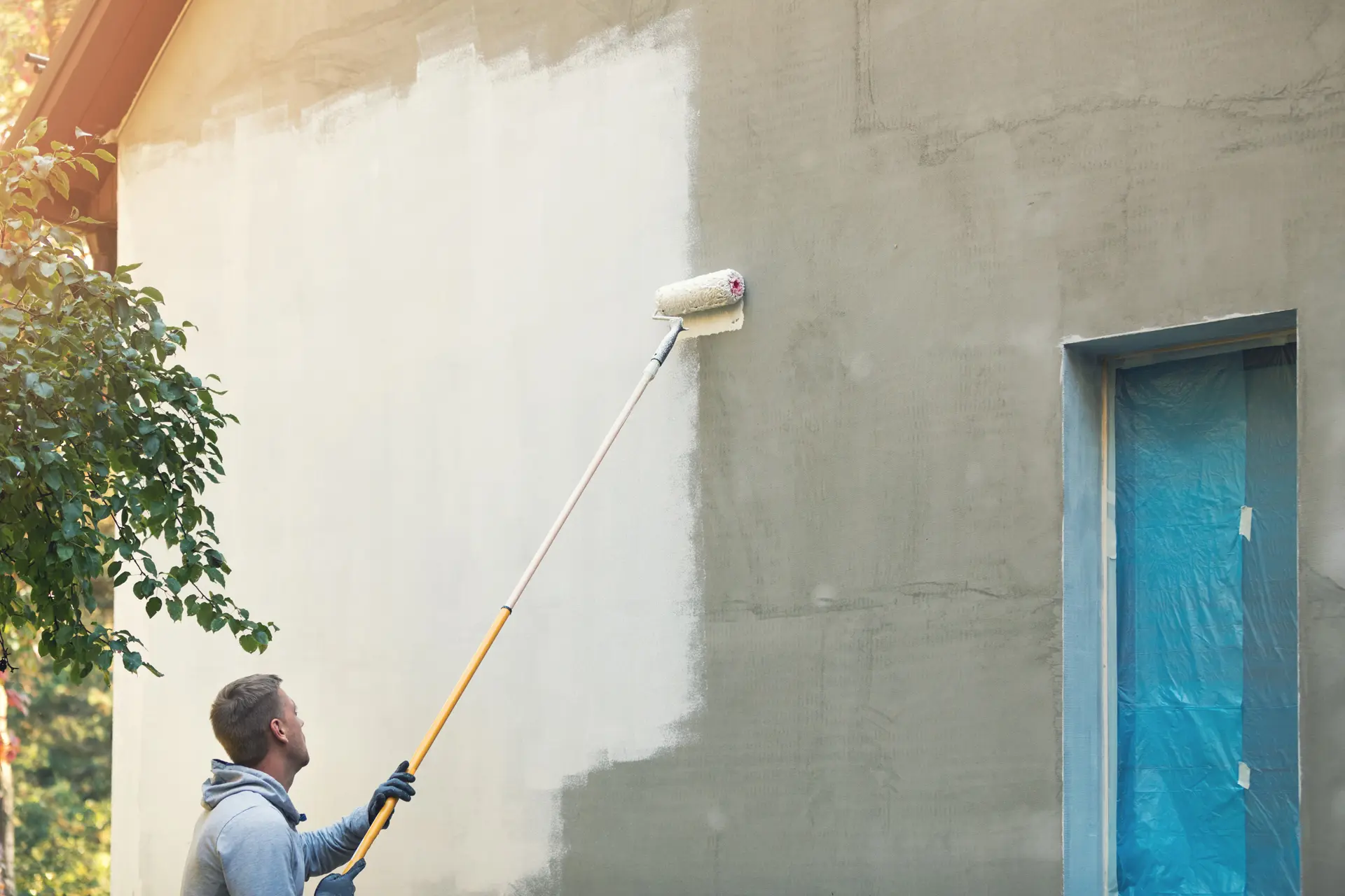 Pintor trabajando en una fachada en El Prat